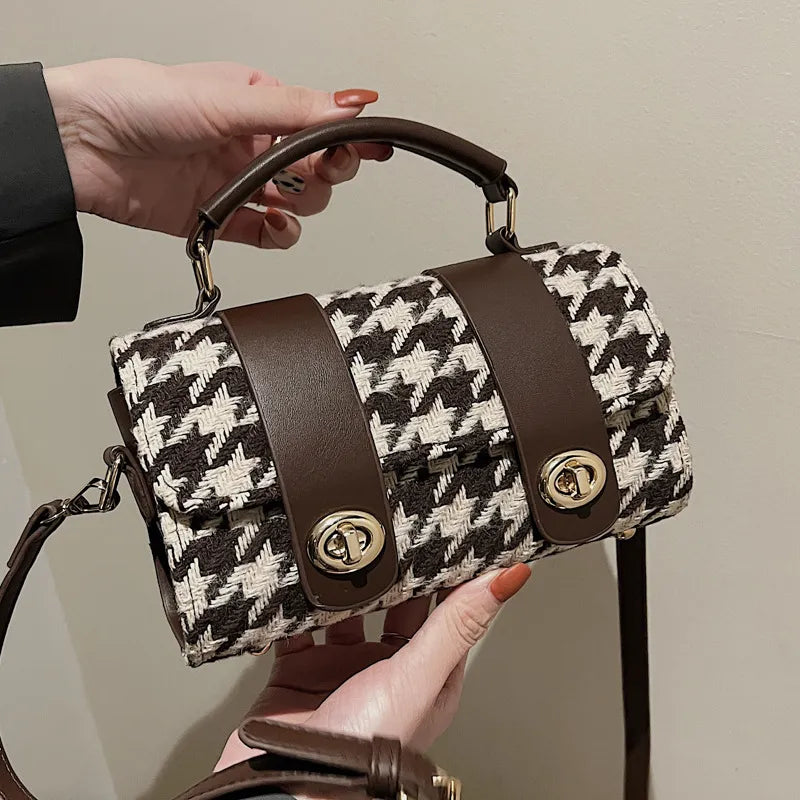 Bolso de mano con estampado pata de gallo – Elegante y compacto