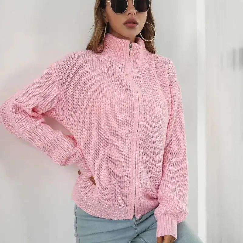 Chamarra tejida – Cuello alto, cierre y mangas abullonadas