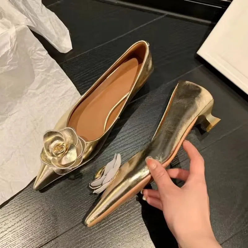 Zapato elegante con flor en relieve – Tacón bajo y comodidad diaria