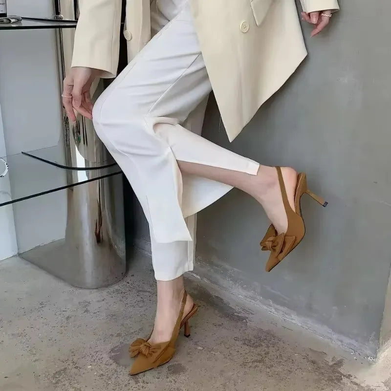 Zapatos de tacón tipo slingback – Detalle de moño y tacón aguja