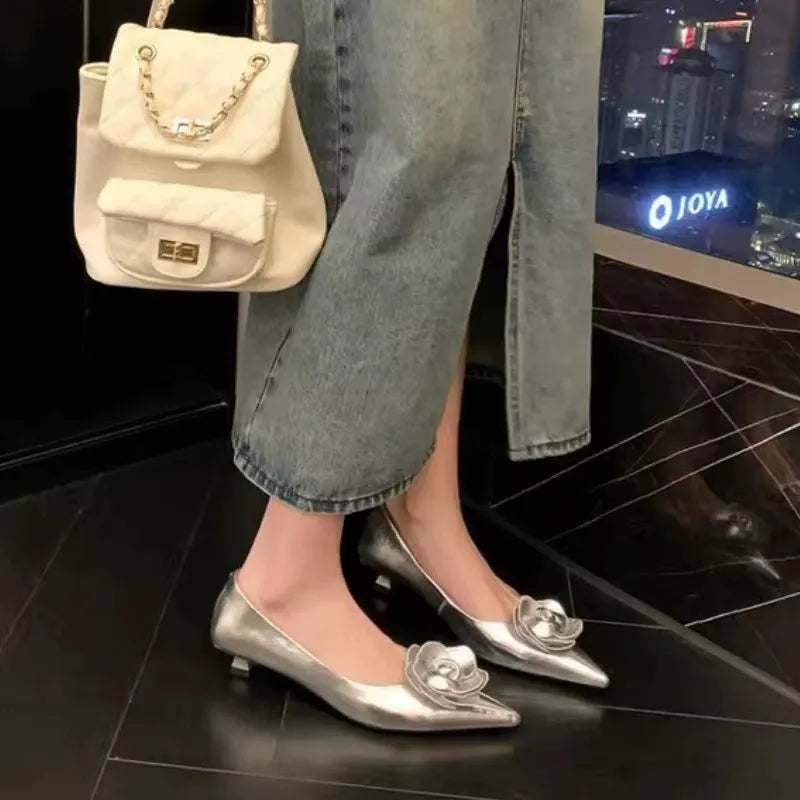 Zapato elegante con flor en relieve – Tacón bajo y comodidad diaria